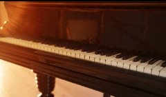 如何通过触感辨别钢琴的好坏?