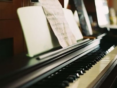 钢琴练习和弦时要特别避免什么缺点?